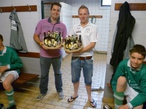 Mathijs en Michael ontvangen een mooi afscheid bij hun laatste competieduel als trainer van de C's.