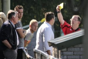 1ste gele kaart dit seizoen niet voor een speler !!