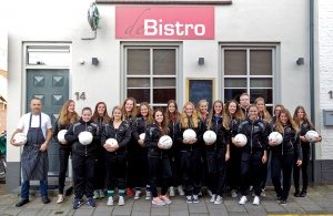 Bistro sponsort ballen voor MB1 