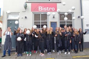 Bistro sponsort ballen voor MB1 