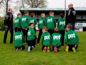 Zaamslag E1 krijgt nieuwe trainingspakken